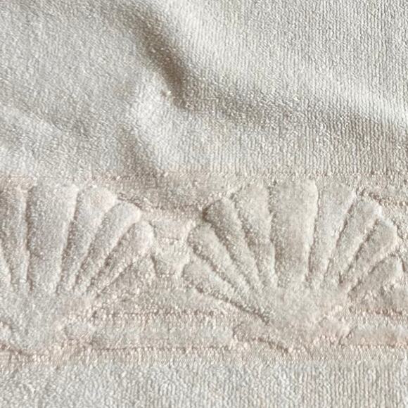 Vintage Fieldcrest Seashell Hand Towel – Soft Peach Cotton, Made in USA - Picture 6 of 13